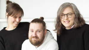 Programledarna har åter igen laddat med mängder av ordvitsar – men dina ryms också med! Ordvitstrion.
