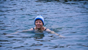 Marianne Kanerva har tävlat aktivt i fyra år. Kvinna med mössa på simmar mot kameran