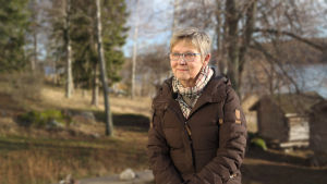 Carita Isaksson studerade ännu till merkonom vid Handelsläroverket och arbetade länge vid Åbo Akademi. Carita Isaksson njuter av sin barndoms landskap i Houtskär