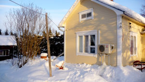 Hur man värmer upp sitt hus påverkar också klimatavtrycket. Bilden är inte från Lojo. En luftvärmepump både värmer upp och kyler ner - automatikinställningen gör att pumpen hela tiden är i gång och orsakar energikostnader. Bild: Yle/Roger Källman