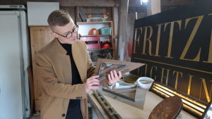 Björn Fritzén visar upp några av sina prototyper. Björn Fritzén visar upp en prototyp till en lampa