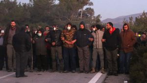 Demonstranter blockerade en av vägarna mot det tilltänkta nya flyktinglägret nära Madamados, på Lesbos, på tisdag morgon. Demonstranter blockerade en av vägarna mot det tilltänkta nya flyktinglägret nära Madamados, på Lesbos, på tisdag morgon.