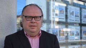 Eftersom det kan ta länge att sälja en sommarstuga är det viktigt att se till att priset är i linje med marknadspriset, säger Lars-Johan Backman. Porträtt av Lars-Johan Backman.