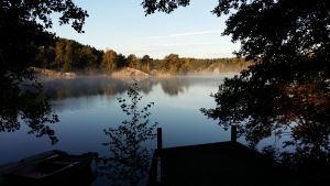 Idag vill folk gärna också bo längre perioder på sin sommarstuga och kanske till och med över vintern, säger Jan Riska. Många distansarbetar också gärna från sin sommarstuga om det är möjligt. Morgondimma i Medelby, Houtskär