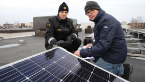 195 solpaneler pryder taket på stadhuset i Karleby, vilket ger el till en del av byggnadens ventilation och kylning. Här har installationsarbetet gjorts på rätt sätt, säger brandmästare Juuso Hagqvist och elunderhållstekniker Thomas Näse. Kuvassa Juuso Haqgvist ja Thomas Näse