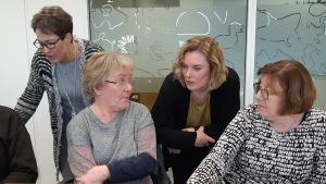 Hangöguiden Tarja Kvarnström pratar med Novagos projektledare Alexandra Stoor om resesajten Tripadvisor. Till höger syns Barbara Rehnström, turistinformatör på Raseborgs turismtjänster. Till vänster kursens utbildare Kirsi Mikkola. En kurs där turistföretagar får lära sig hur Tripadvisor fungerar. På bilden Kirsi Mikkola, Tarja Kvarnström, Alexandra Stoor och Barbara Rehnström.
