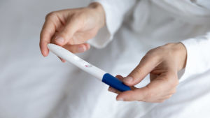 I Vanda har risken för oönskad graviditet som leder till abort minskat med 80 procent. Två händer som håller i ett graviditetstest som visar två streck - alltså en graviditet.