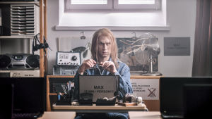 Skådespelaren Christoffer Strandberg gör också en roll i Virala genier. Christoffer Strandberg gör en roll i serien VIrala genier.