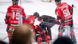 Otto Kivenmäki låg på sjukhus ett par dagar efter Nemeceks tackling. En liggande Otto Kivenmäki får vård på isen.