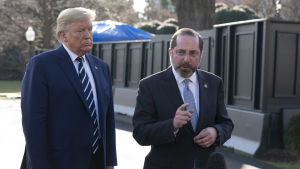 President Donald Trump och hälsovårdsminister Alex Azar får hård kritik för sitt sätt att handlägga hälsovårdskrisen. President Donald Trump och hälsovårdsminister Alex Azar får hård kritik för sitt sätt att handlägga hälsovårdskrisen.