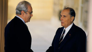 Pérez de Cuéllar kallade sig själv för pacifist. Här skakar han hand med Frankrikes president François Mitterand år 1990. Javier Perez de Cuellar kallade sig själv för pacifist. Här skakar han hand med Frankrikes president Francois Mitterand år 1990.