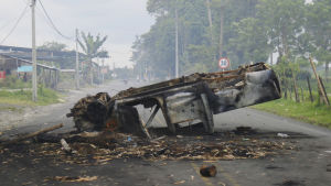 Fredsprocessen i Colombia blev inte vad folket hoppats på. Konflikter uppstod bla mellan kokabönderna och miltären då de skulle förstöra kokaoldingar i västra colombia. bilvrak i Tamuco
