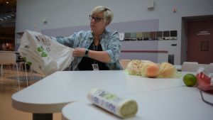 Liisa Lehtinen. Liisa Lehtinen Turun amk:sta arvioi biohajoavan muovin ominaisuuksia.