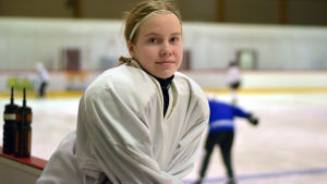 Ilona Palin har spelat ishockey i ungefär tio år. Porträttbild på Ilona Palin.