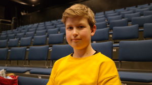 Alvar Svartsjö kan i det här skedet av sitt liv tänka sig en framtid inom teatern. Aövar Svartsjö sitter i en teatersalong