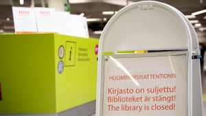 Många bibliotek är stängda åtminstone till den 13 maj. Espoon Ison Omenan kirjasto suljettu.