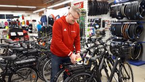 Att cykla är ett populärt motionssätt också under coronavirusepidemin. (Arkivbild.) Polkupyörien myyjä polkupyörien äärellä