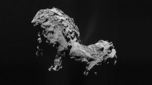 Komeetta 67P/Churyumov–Gerasimenko Rosetta-luotaimen kuvaamana. Rosetta seurasi komeetan toimintaa vuosina 2014-2015 ja siksi "Chury" on parhaiten nyt tuntemamme pyrstötähti. Sen ydin on muodostunut kahdesta löyhästi toisiinsa kiinnittyneestä osasta. 67P/Churyumov–Gerasimenko