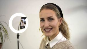 Sandra Holmäng försörjer sig på heltid som entreprenör i modebranschen. kvinna med hårband ler mot kameran