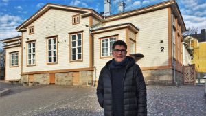Frågetecknen är många fler än utropstecknen just nu, säger Elise Kurtén om skolöppningen. Rektor Elise Kurtén står framför Sirkkala skolbyggnad.