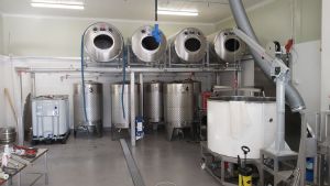 Ståltankarna för öltillverkning rymmer idag 10 000 liter vätska. Ståltankar i ett mikrobryggeri.