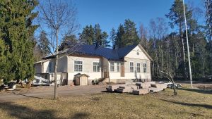 Kråkö gamla skola byggs om till ateljé och konstgalleri. Gammal skolbyggnad i trä.
