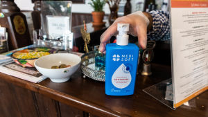 Handdesinfektionsmedel hör till inredningen på många restauranger. Kassadisk med handdesinfektionsmedel på.