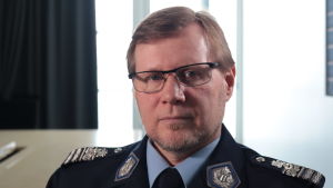 Polisinspektör Antti Leppilahti. Manlig polis som tittar rakt in i kameran.