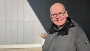 Överläkare Heikki Kaukoranta säger att du kan gå till frisören om du är frisk. Man som sitter och njuter av solen.
