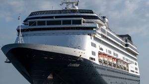Lyxkryssaren Zaandam fotograferad på fredagen utanför Panama City. Det coronadrabbade fartyget ägs av det brittisk-amerikanska rederiet Holland America Line. Lyxkryssaren Zaandam fotograferad på fredagen utanför Panama City. Det coronadrabbade fartyget ägs av det brittisk-amerikanska rederiet Holland America Line.