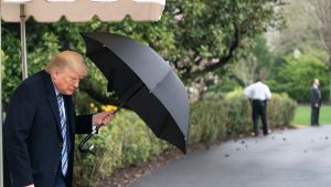 President Trump lämnade Vita huset på lördagen för att flyga till Virginia och delta i en avgångsceremoni för flottans sjukhusfartyg som är på väg mot New York. President Trump lämnade Vita huset på lördagen för att flyga till Virginia och delta i en avgångsceremoni för flottans sjukhusfargyg som är på väg mot New York.