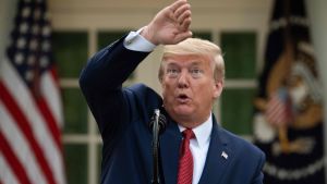 Under sin presskonferens i Vita husets rosenträdgård visade president Trump hur kulmen i coronarelaterade dödsfall väntas komma om två veckor. Under sin presskonferens i Vita husets rosenträdgård visade president Trump hur kulmen i coronarelaterade dödsfall väntas komma om två veckor.