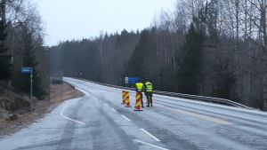 För det mesta hände inget vid gränsen på väg 186 vid sjutiden på måndag morgon den 30 mars. Försvarsmaktens beväringar övervakar gränsen Nyland-Egentliga Finland på Svartåvägen i Lojo.