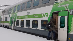 Det var så gott som folktomt på Karis tågstation klockan 8.36 då tåget från Helsingfors till Åbo anlände på måndag 30 mars. Två passagerare steg på tåget utan att någon kollade deras resmål utanför tåget. I tåget ska det finns poliser som kontrollerar vart resenärerna är på väg. Personer kliver på ett tåg i Karis.