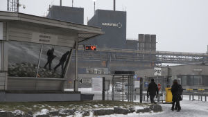 Många svenskar jobbar också i Finland, till exempel i Outokumpus stålverk i Torneå och inom gruvindustrin i Kittilä. Arbetstagare på väg in till Outokumpus fabrik genom huvudporten.