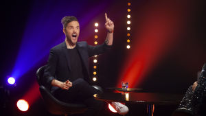 Musikern Lasse Piirainen säger att medverkan i Eurovisionen har öppnat många dörrar för honom som låtskrivare. Musikern Lasse Piirainen gästar De Eurovisa.