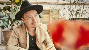 Fredrik Furu firade i april i år 10 år som soloartist. Pressbild på Fredrik Furu.
