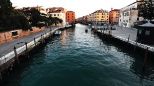 Ingen trafik på kanalerna i Venedig. Bilden är från den 8 mars. Venedigt kanaler är tomma på trafik i mars 2020.