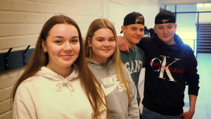 Elever i Ådalens skola i Kronoby dricker antingen själva eller har kompisar som dricker energidrycker varje vecka. Fr.v. Charlotta Sandkulla, Freja Karlström, Måns Porko och Niklas Tikkanen. Fyra niondeklassare under en rast i korridoren i Ådalens skola i Kronoby. Två tjejer som har långt hår och två killar som har keps.