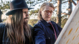 Slut på krisandet, menar Micke och Steffe. Närbild på Steffe (Joanna Wingren) och Micke (Sonja Ahlfors).