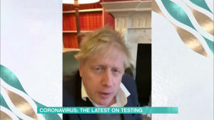Premiärminister Boris Johnson isolerade sig hemma på Downing Street innan han togs in på sjukhus. Han har själv klagat över hosta och hög feber. Premiärminister Boris Johnson isolerade sig hemma på Downing Street innan han på söndagen togs in på sjukhus. Han har själv sagt att han bland annat lider av feber.