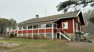 Klubbhuset och restaurangen vid Bruksgolf är stängda. Spelarna kan köpa kaffe, men måste i så fall ta med det på sin runda. Bruksgolf klubbhus