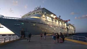 Carnival Sensation väntar på nya kryssningsresenärer. Kryssningsfartyget Carnival Sensation vid kajen.