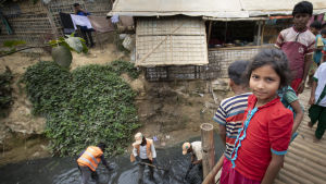 Flyktingbarn i flyktingbosättningsområdet Cox´s Bazar i Bangladesh. På området bor omkring en miljon flyktingar, främst rohingyer som flytt från Myanmar. Området är nu isolerat från omvärlden för att hindra att coronasmittan sprids till området. Flyktingbarn i flyktingbosättningsområdet Cox´s Bazar i Bangladesh. På området bor omrking en miljon flyktingar, fränst rohingyer som flytt från Myanmar. Området är nu isolerat från omvärlden för att hindra att coronasmittan sprids till området.