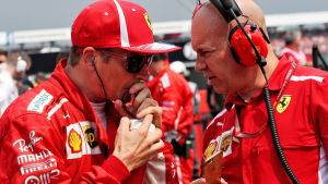 Arnall och Räikkönen har jobbat tillsammans sedan 2002. Kimi Räikkönen dricker ur en flaska och talar med Mark Arnall.