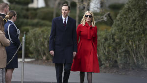Jared Kushner och Ivanka Trump kan ingå i gruppen som ska fundera över hur den amerikanska ekonomin öppnas upp. President Trumps svärson Jared Kushner och dottern Ivanka Trump efter en ceremoni i Vita huset den 29 januari i år.