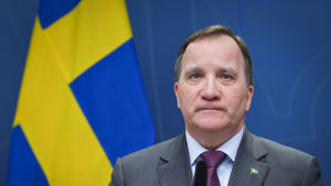 Det finns en gräns för hur mycket mer rikare länder ska betala, anser Stefan Löfven. En allvarlig man i övre medelåldern klädd i kostym ser in i kameran. Snett bakom honom finns Sveriges flagga.