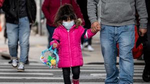 En ung flicka med ansiktsmask i stadsdelen Queens i hårt drabbade New York. Guvernören Andrew Cuomo har beordrat alla i delstaten att bära ansiktsskydd när de rör sig utomhus. Ung flicka bär ansiktsmask i Queens, New York.