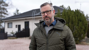 Andreas Gammelgård har solpaneler på taket men vill ännu inte investera i batterier. Andreas Gammelgård har solpaneler på taket men vill ännu inte investera i batterier.