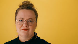 Kia Svaetichin leder kulturpodden Sällskapet tillsammans med åtta kulturpersonligheter. Det kommer ett nytt avsnitt varje torsdag på arenan. Portätt av Kia Svaetichin
